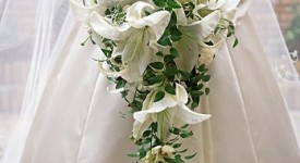 Bouquet per la sposa e cuscino di fiori per auto candidi gigli bianchi