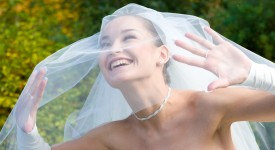 acconciatura sposa con velo