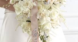 bouquet a cascata bianco con monogramma