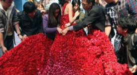 Cina proposta matrimonio record abito 9999 rose rosse